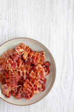 Beyaz ahşap arka planda, tabakta yağlı pastırma, üst manzara. Boşluğu kopyala.