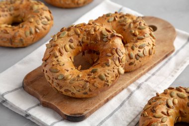 Ev yapımı Balkabağı Tohumu Simitleri Yemeye Hazır, yan görünüm.