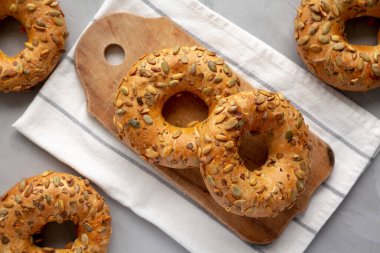 Ev yapımı balkabağı tohumu simitleri yemeye hazır, üst manzara. Yukarıdan, yukarıdan, dümdüz.