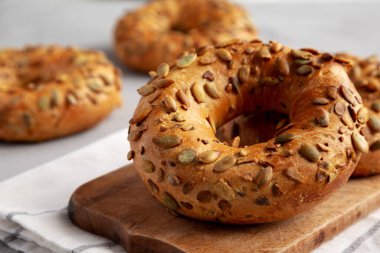 Ev yapımı balkabağı tohumu simitleri yemeye hazır, yan görüş. Yakın plan..