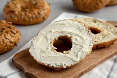 Ev yapımı krem peynirli tam tahtalı simit, yan manzara. Yakın plan..