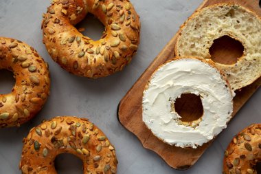 Ev yapımı krem peynirli tam tahtalı simit, üst manzara..