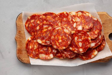 İspanyol sucuklu salam sosisi. Kırsal ahşap bir tahta üzerinde. Gri bir arka plan, üst manzara.. 