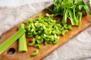 Köy tahtasında çiğ yeşil organik kereviz, yan görüş..