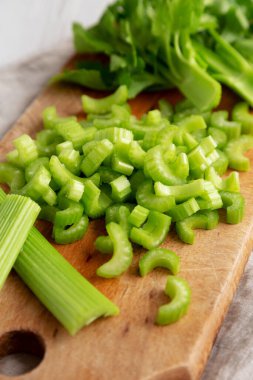 Köy tahtasında çiğ yeşil organik kereviz, alçak açılı. Yakın plan..