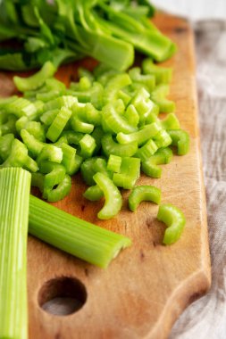 Köy tahtasında çiğ yeşil organik kereviz, alçak açılı. Yakın plan..