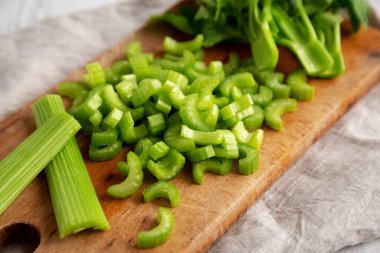 Köy tahtasında çiğ yeşil organik kereviz, yan görüş..