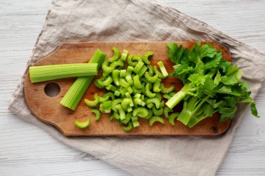 Çiğ yeşil organik kereviz, kırsal ahşap bir tahtanın üzerinde, üst manzara. Dümdüz, tepeden, yukarıdan.