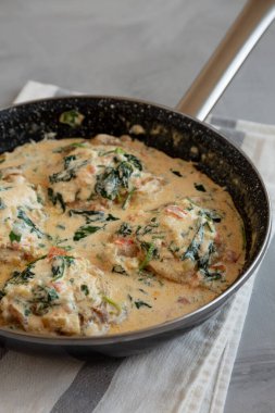 Ev yapımı kremalı Toskana Tavuğu ve yanında ıspanak, yan manzara..