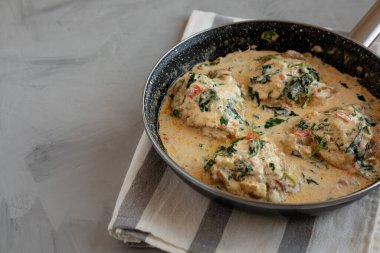 Ev yapımı kremalı Toskana tavuğu ve yanında ıspanak. Boşluğu kopyala.