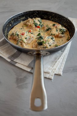 Ev yapımı kremalı Toskana Tavuğu ve düşük açılı ıspanak..