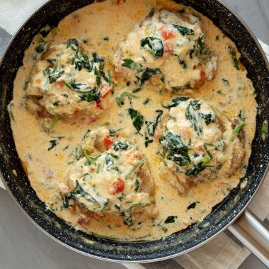 Ev yapımı kremalı Toskana Tavuğu ve yanında ıspanak. Yukarıdan, yukarıdan, dümdüz.