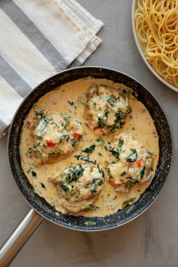 Ev yapımı kremalı Toskana tavuğu ve ıspanak, üst manzara. Yukarıdan, yukarıdan, dümdüz. Yakın plan..