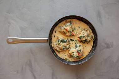 Ev yapımı kremalı Toskana tavuğu ve ıspanak, üst manzara. Yukarıdan, yukarıdan, dümdüz. 