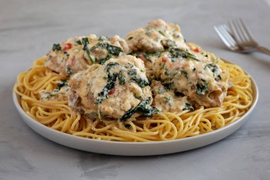 Ev yapımı kremalı Toskana tavuğu, ıspanaklı ve spagetti soslu, yan görüş. Yakın plan..