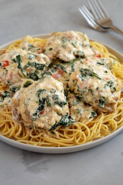 Ev yapımı kremalı Toskana Tavuğu, ıspanaklı ve spagetti soslu.. 