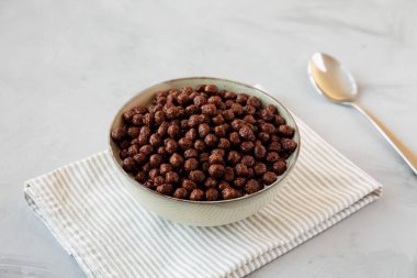 Çukulatalı gevrek ve sütlü kase, yan görüş..