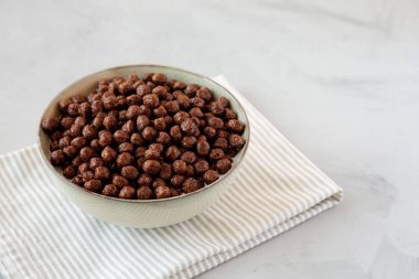 Sütlü çikolatalı gevrek, yan görünüm. Boşluğu kopyala.