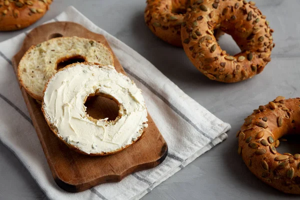Ev yapımı krem peynirli tam tahtalı simit, yan manzara. Yakın plan..