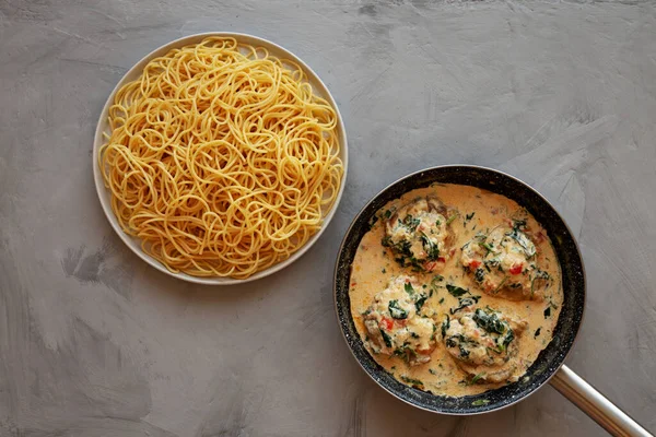 Ev yapımı Kremalı Toskana Tavuğu, ıspanaklı ve Spagetti Makarnalı. Yukarıdan, yukarıdan, dümdüz. 