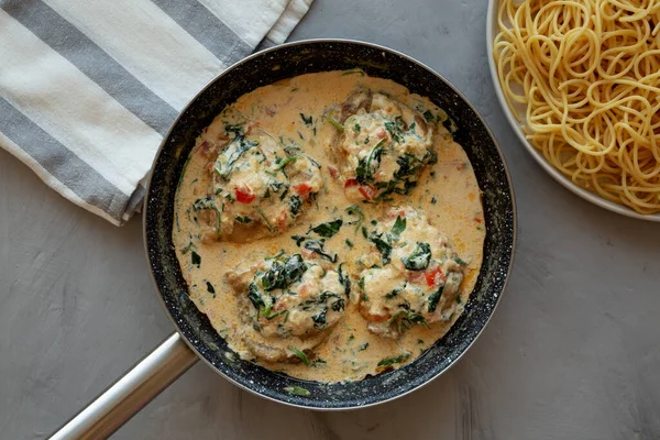 Ev yapımı Kremalı Toskana Tavuğu, ıspanaklı ve Spagetti Makarnalı. Yukarıdan, yukarıdan, dümdüz. 