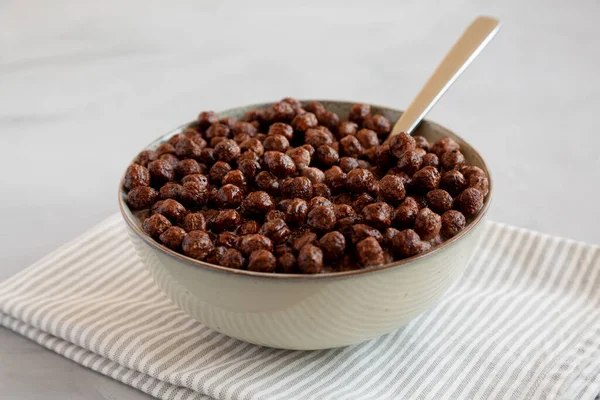 Çukulatalı gevrek ve sütlü kase, yan görüş..