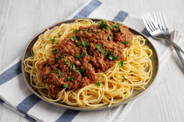 Házi Készítésű Vegetáriánus Hús Szósz Spagetti Tészta Tálcán Oldalnézetből — Stock Fotó