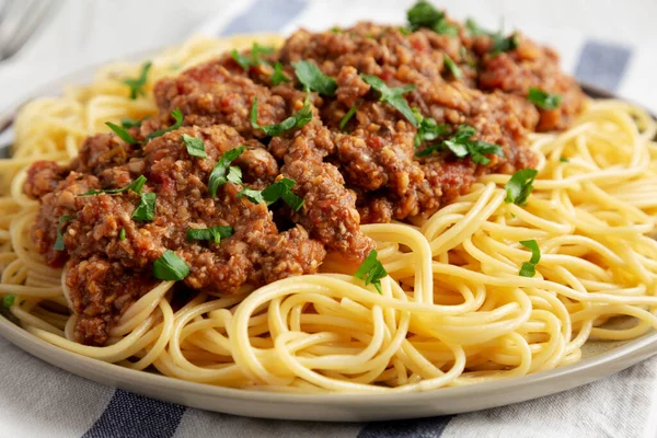 Zelfgemaakte Vegetarische Meat Sauce Spaghetti Pasta Een Plate Lage Hoek — Stockfoto