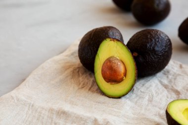 Gri arka planda, düşük açılı Avokadolar. Boşluğu kopyala.