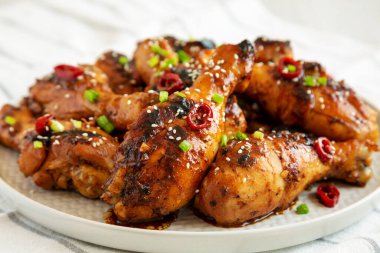 Tabakta ev yapımı kolay yapışkan tavuk budu, yan görüş. Yakın plan..