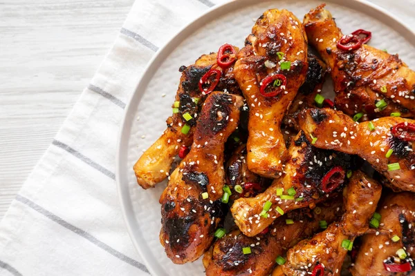 Homemade Easy Sticky Chicken Drumsticks Plate Top View Overhead Flat — Stock Photo, Image