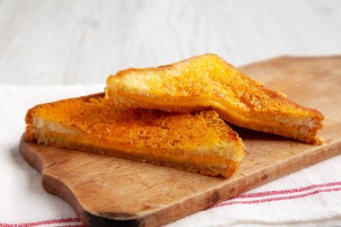 Ev yapımı Kızarmış Peynirli Sandviç, düşük açılı. Yakın plan..