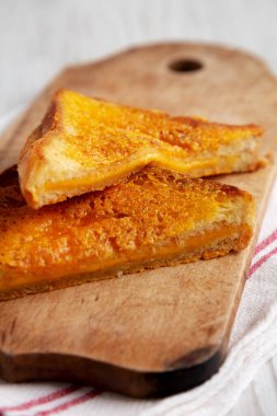 Ev yapımı Kızarmış Peynirli Sandviç. Köy tahtasında, düşük açılı. Yakın plan..