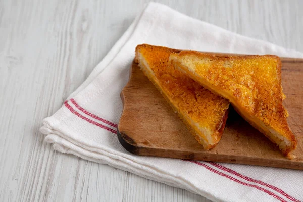 Yapımı Kızarmış Peynirli Sandviç Ahşap Bir Tahta Üzerinde Yan Manzara — Stok fotoğraf