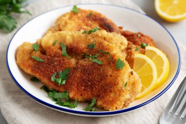 Tabakta ev yapımı tavuk pirzolası, düşük açılı. Yakın plan..