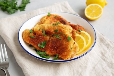 Tabakta ev yapımı tavuk pirzolası, düşük açılı. Yakın plan..