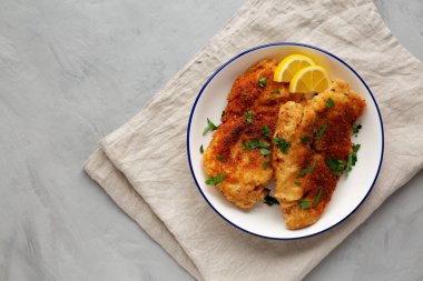 Tabakta ev yapımı tavuk pirzolası, üst manzara. Dümdüz, tepeden, yukarıdan. Boşluğu kopyala.