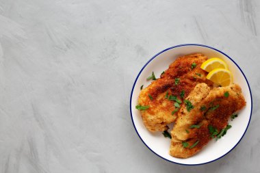 Tabakta ev yapımı tavuk pirzolası, üst manzara. Dümdüz, tepeden, yukarıdan. Boşluğu kopyala.