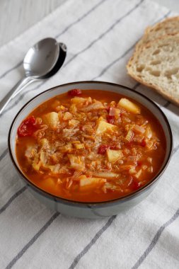 Ev yapımı lahana ve patates çorbası kasede, yan manzara.. 