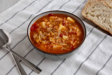 Ev yapımı lahana ve patates çorbası kasede, yan manzara.. 