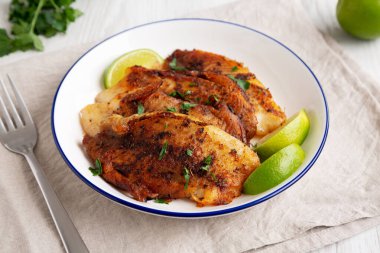 Tabakta ev yapımı kurutulmuş Tilapia tabağı, yan manzara.