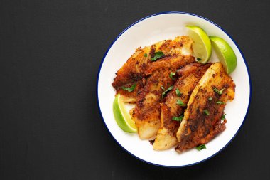 Tabakta ev yapımı kurutulmuş Tilapia, üst manzara. Dümdüz, tepeden, yukarıdan. Metin için boşluk.