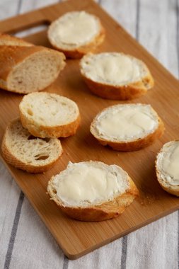 Bambu tahtasında ev yapımı ekmek ve tereyağı.. 