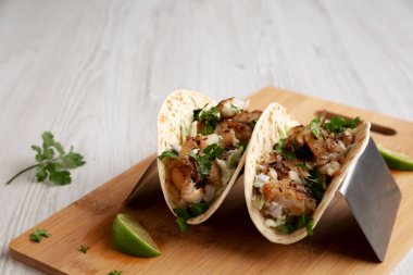 Ev yapımı taze balık tacoları, yan manzara. Boşluğu kopyala.