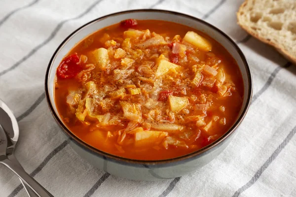 Ev yapımı lahana ve patates çorbası kasede, yan manzara.. 