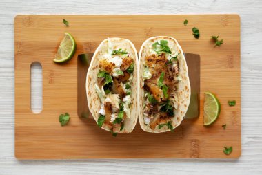 Ev yapımı taze balık tacoları, en iyi manzara. Dümdüz, tepeden, yukarıdan. 