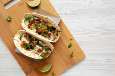 Ev yapımı taze balık tacoları, en iyi manzara. Dümdüz, tepeden, yukarıdan. 