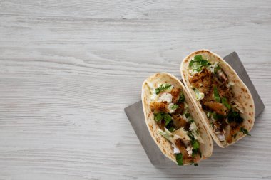 Ev yapımı taze balık tacoları, en iyi manzara. Dümdüz, tepeden, yukarıdan. Metin için boşluk.