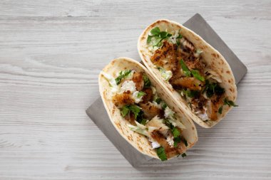 Ev yapımı taze balık tacoları, en iyi manzara. Dümdüz, tepeden, yukarıdan. Boşluğu kopyala.