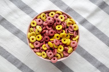 Kahvaltıda tam yağlı mısır gevreği döngüsü. Dümdüz, tepeden, yukarıdan.